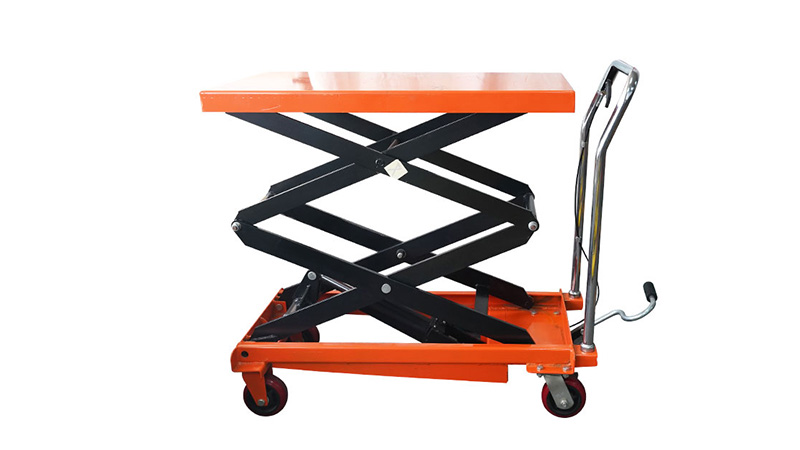¿Qué comprobaciones se deben realizar antes de operar una mesa elevadora hidráulica?