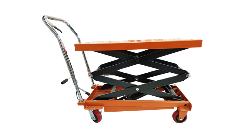 ¿Cómo manejar un mal funcionamiento de la bomba hidráulica en un camión con plataforma elevadora hidráulica?