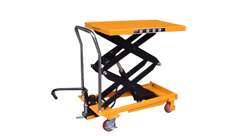 ¿Cómo levanta el motor un pequeño camión elevador hidráulico?